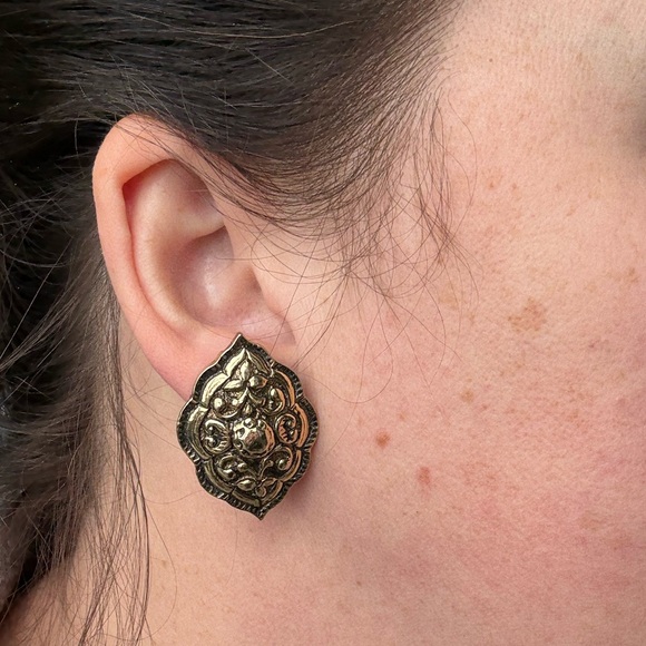 Vintage 80’s Accessocraft Gold Tone Clip-On Earrings – Ornate Shield Design - Picture 4 of 8